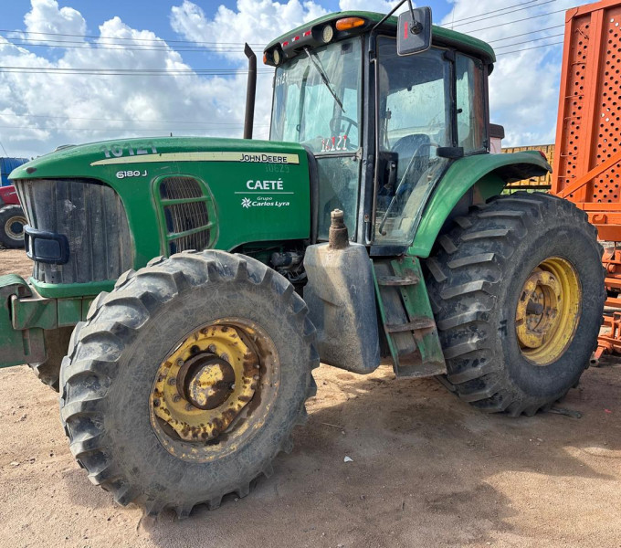 TRATOR DE PNEUS JOHN DEERE 6180J 4X4 CABINADO, ANO 2011, FROTA: 10629