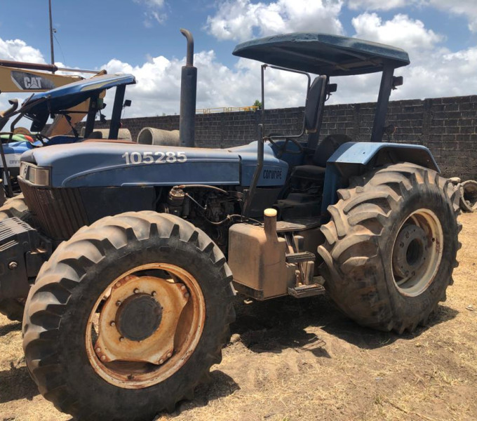 Trator agricola New Holland 8030, azul, 2009