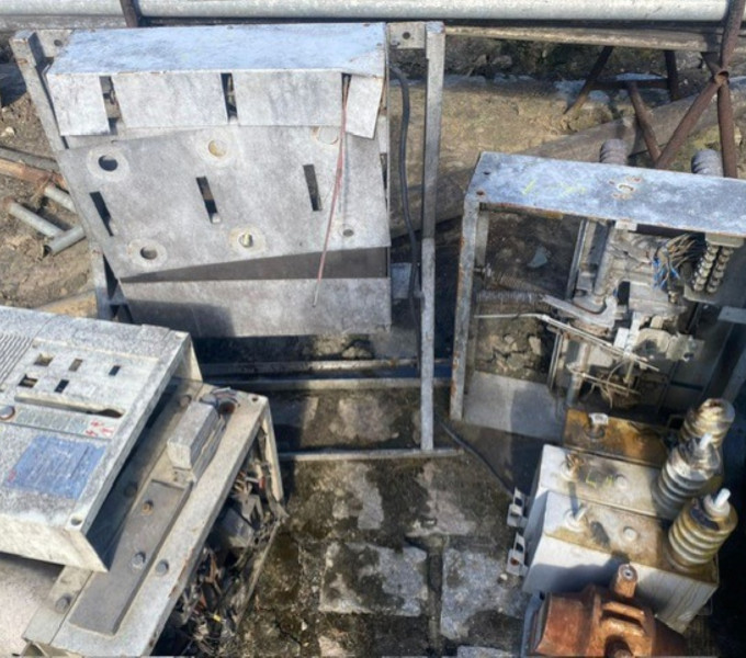 03 TRANSFORMADORES ( 01 TRAFO DE 15KVA e 2 TRANFORMADORES DE POTENCIAL 500VA) + 03 CAPACITORES POTÊNCIA 0,25uF + SUCATAS DE DISJUNTORES TRIPOLARES (03 UNID.)