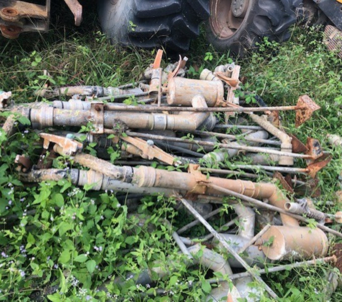 DIVERSOS CANHÕES DE IRRIGAÇÃO + DIVERSOS TUBO EM INOX,01 TANQUE EM AC (APROX. 200 KG)