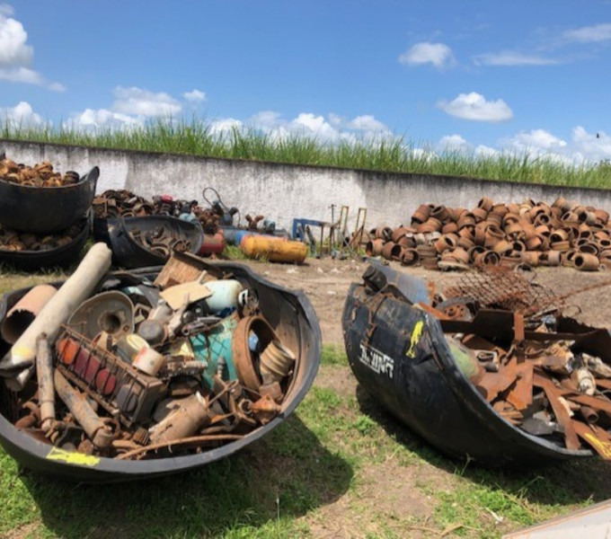 03 BEG COM RETALHO DE PISO AC, CHAPAS EM AC +2 CILINDROS- (SUCATA) + 01 BEG DE BOMBA DE ENGATE + 04 BEG.