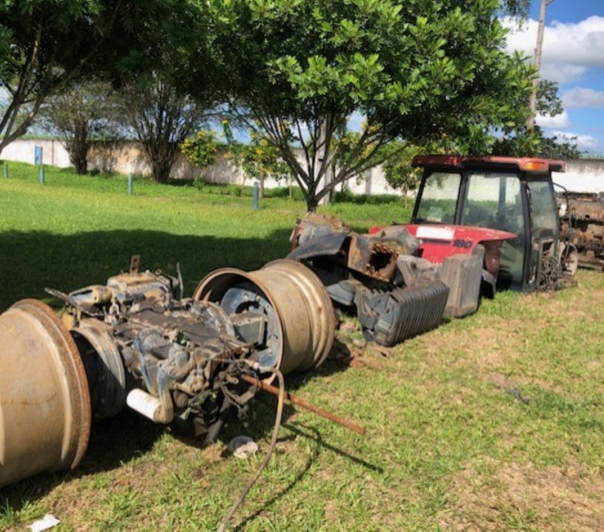 TRATOR DESMONTADO CASE 180, FROTA 13024 ( MOTOR, CAIXA DE MARCHA, CABINE, TANQUE, EIXO DIANTEIRO, EIXO TRASEIRO, BRAÇO HIDRAULICO, RODAS E PNEUS)