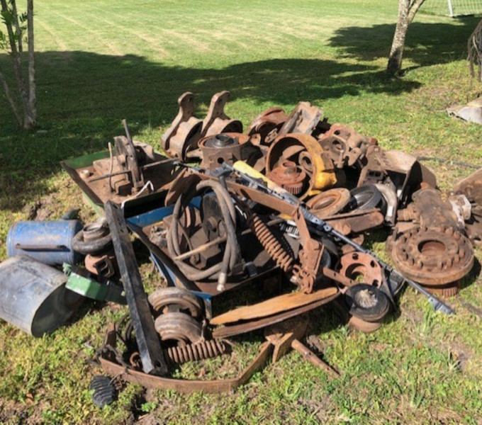 DIVERSAS PEÇAS DE CAMINHÃO E TRATOR ( BOMBA HIDRAULICA, ENGATE, 02 MAQUINA DE CORTE, TURBINA, CARCAÇA DE CAIXA DE MARCHA)