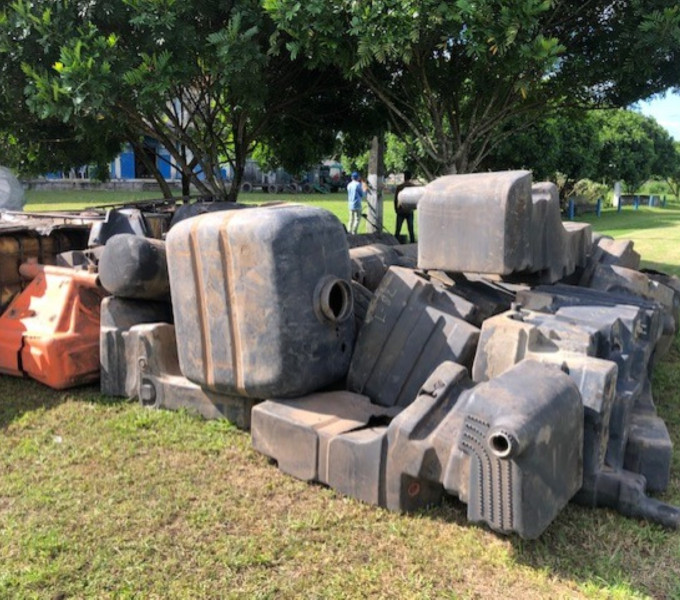 APROX. 35 UND DE TANQUES DE COMBUSTÍVEL DIVERSOS e BOMBONAS