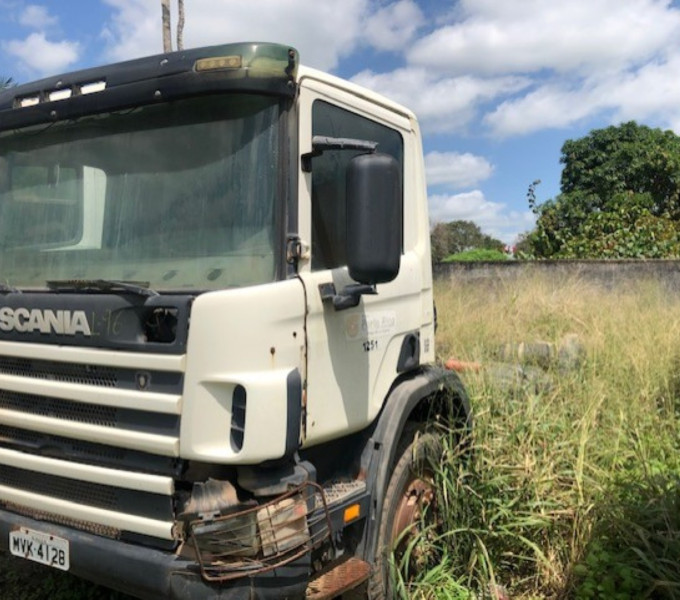 CAMINHÃO SCANIA, PLACA : MVK 4128 (OBS: PARADO A MAIS DE UM ANO, QUEBRA MUITO, PNEUS RUINS, CONTÉM BATERIA, GRADE DO FAROL QUEBRADO)), NO CLUBE + Caixote 1