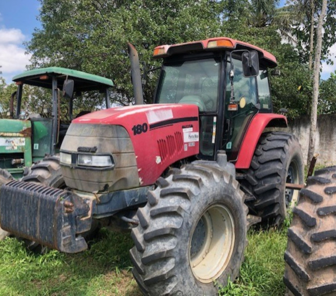 TRATOR DE PNEUS CASE IH 180, ANO 2013, FROTA: 13028 (OBS: RODANDO, PNEUS RUIM, CONTÉM BATERIA)), NO CLUBE