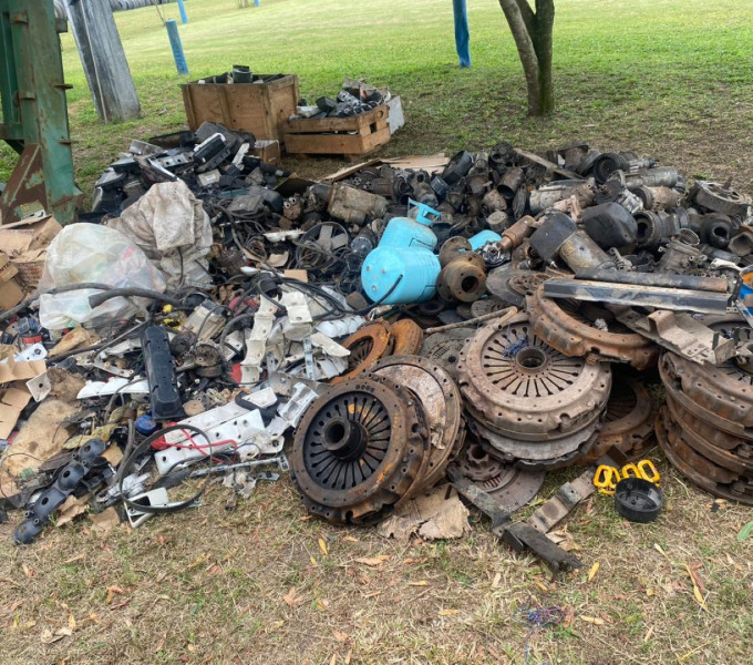 GRANDE QUANTIDADE DE COMPRESSOR , LANTERNA DE CARRO, FIAÇÃO ELETRICA DE VEICULO, BATERIA DE LANTERNA