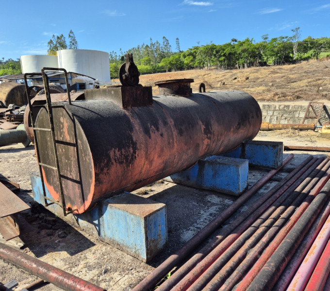 TANQUE HORIZONTAL P/ ÓLEO EM AC C/ BASE