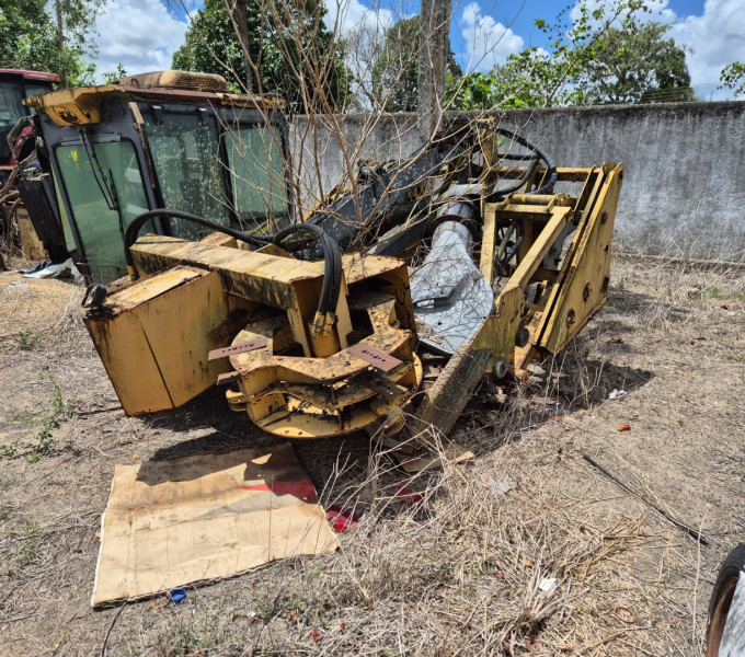 IMPLEMENTO AGRÍCOLA CENTRAL CANA + CABINE + CAIXA HIDRAULICA