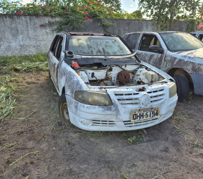 AUTOMÓVEL VOLKSWAGEN GOL, PLACA: OHH 5194 (OBS: CAPUZ, MOTOR, LATARIA EESTOFADO COM DETERIORADO, PNEU DANIFICADO)