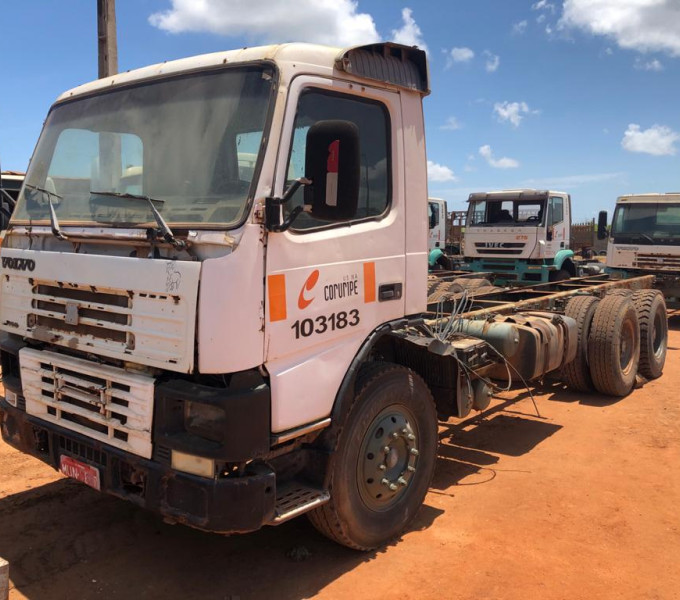 Caminhão Volvo FM-12 380, branco, MUN-6647, 2000