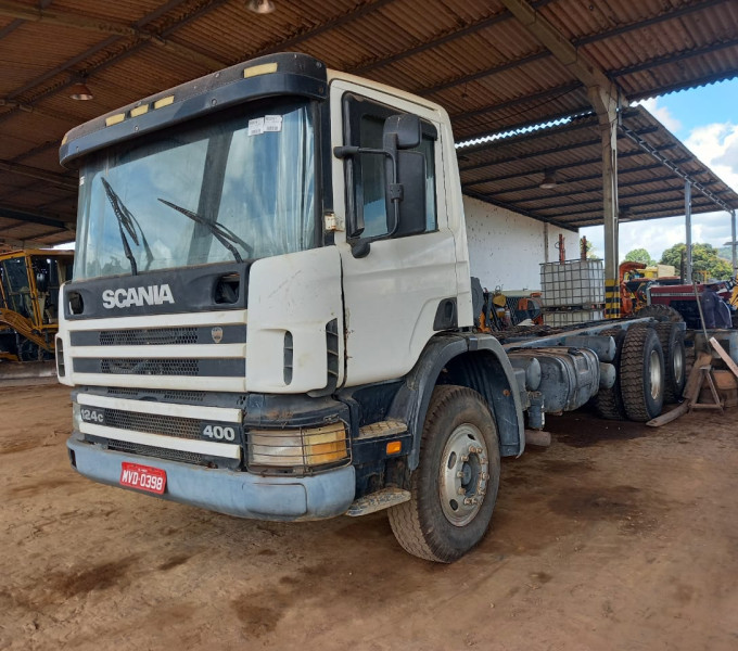 CAMINHÃO PLATAFORMA SCANIA P124 400, ANO 2004, PLACA: MVB 0398, FROTA 22509 (OBS: RODANDO)