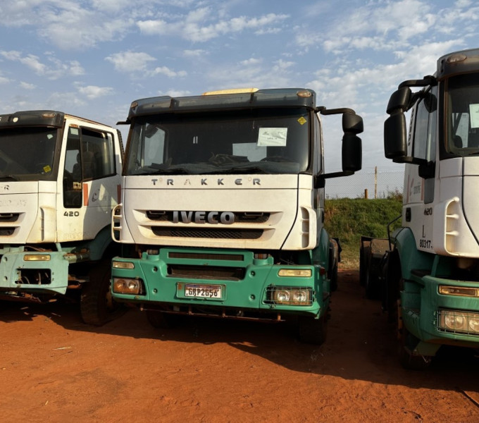Caminhão cavalo mecânico Iveco Trakker 420, Ano: 2010, Frota: 803118 + Item 06 (cx 4-6) Diversas peças/materiais para Iveco