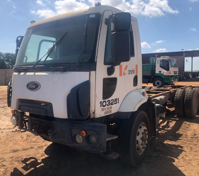 Caminhão Ford Cargo 3133 6x4, branco, OHI-8570, 2012/13