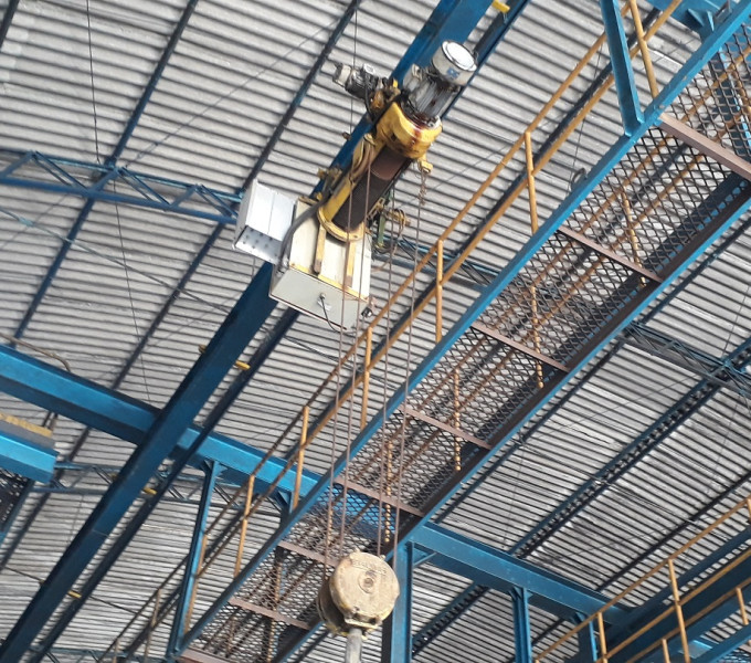 02 Talhas elétricas C/ Pente e estrutura A/C 2500Kg