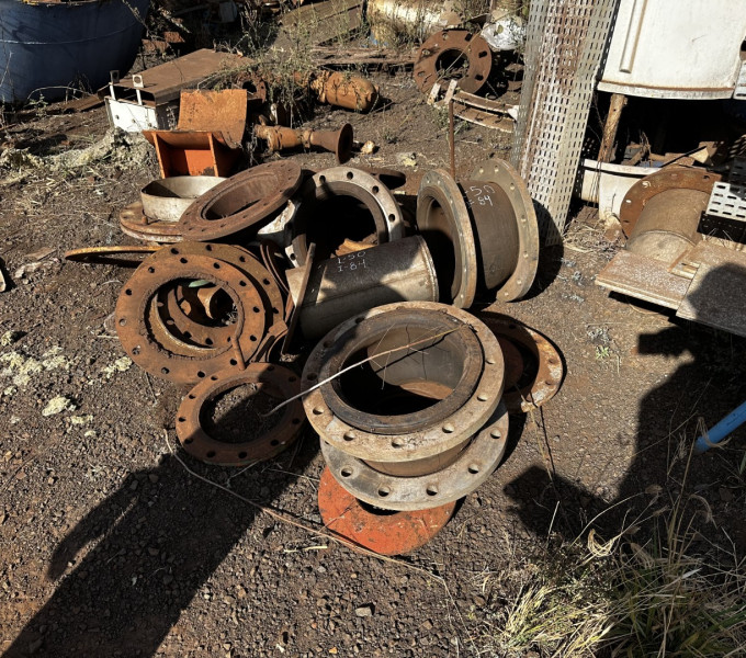 Grande quantidade de flanges aprox. 10t e Betoneira c suporte