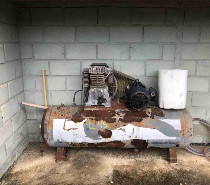 01 COMPRESSOR DE AR COM MOTOR WEG (10CV) (OBS: 175 LIBRAS, 40 PCM, 10 HP)