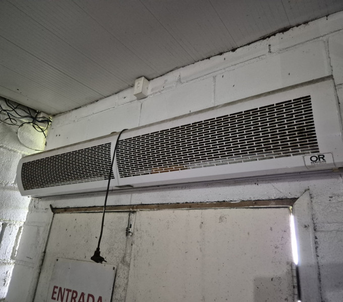 2 SOPRADOR DE AR DUGOLD AIR COURTAIN FM3015, 3 AR-CONDICIONADO RHEEM 48.000BTU, 1 FORNO MICROONDAS 20L PHILCO PM524, 1 EVAPORADOR P/ AR CONDICIONADO SPRINGER 22000BTU, GELADEIRA DUAS PORTAS