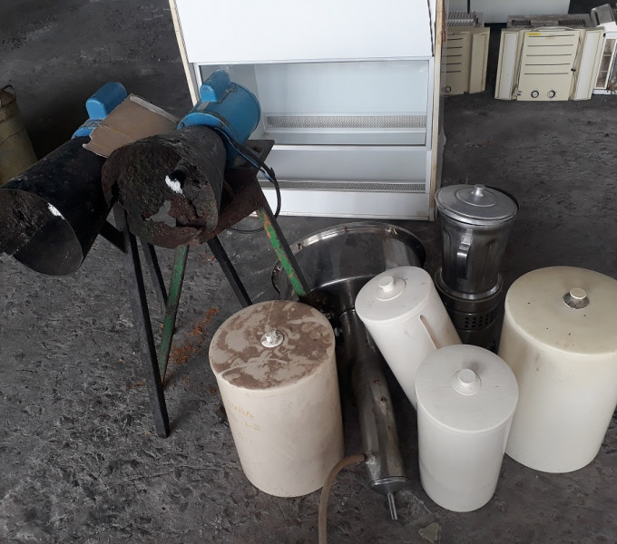 04 filtros, 1 destilador, 1 liquidificador ind. 02 Motores para limpeza dos kits plásticos (Armazém)