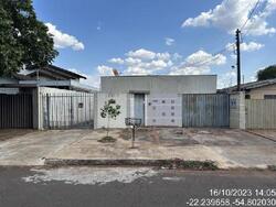 Foto de Casa - Área privativa: 168,99 m²Com 3 qt(s), 1 Banheiro(s), - Localizado(a): RUA VEREADOR JOAO DAMACENO PIRES, N. 1490, LT 20 QD 35, JARDIM AGUA BOA, - DOURADOS/MS - CEP: 79811070 - N° IPTU: 182000 - MATRÍCULA: 33589 - OFICIO: 1