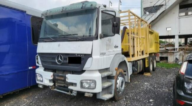 Caminhão M. Benz Axor 2533 2009