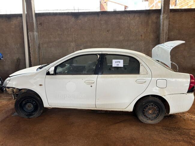 Foto de 1 Toyota/ Etios SD XLS 1.5 Flex, ano 2014, CHASSI: 9BRB29BT4E2049172, RENAVAM: 01185028444- Placa: PUL-4588. Recuperável (motor retirado)