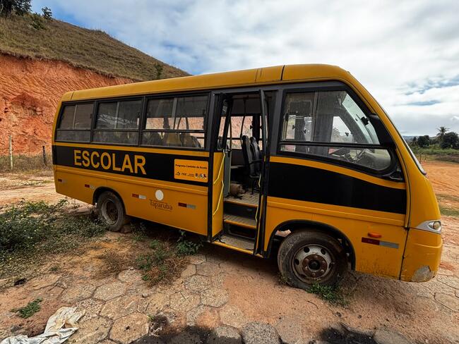 Foto de 1 Microônibus Escolar Amarelo, MODELO: VOLARE V6 ES, CHASSI: 93PB36D2M9C028742 RENAVAM: 00000129007749, Placa: HLF -0044. RECUPERÁVEL