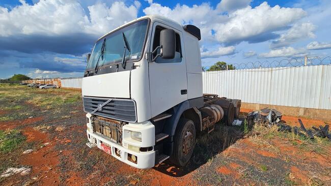 LEILÃO PARA PAGAMENTO PARCELADO / UM CAMINHÃO TRATOR/CAVALO VOLVO FH-12 380CV, ANO 2003 MODELO 2003, 4X2T.