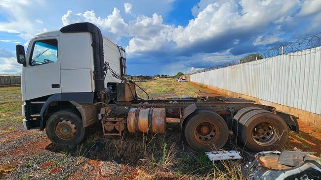 PARA PAGAMENTO Á VISTA/  UM CAMINHÃO TRATOR/CAVALO VOLVO FH-12 380CV, ANO 2003 MODELO 2003, 4X2T, 3 EIXOS, DIESEL, COR BRANCA