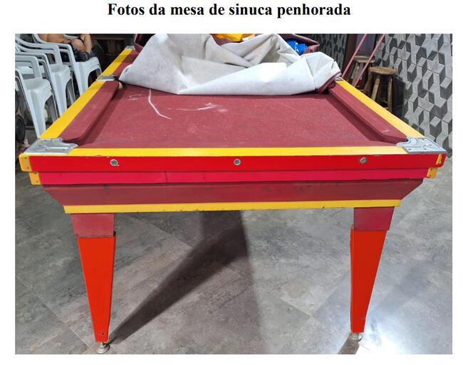 Uma mesa de sinuca com acabamento em madeira e metal, com tampo coberto por feltro vermelho - 5013280-04.2024.8.13.0024 - 6ª UNIDADE JURISDICIONAL CÍVEL - 16º JD DA COMARCA DE BELO HORIZONTE