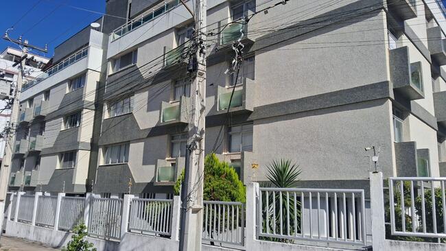 Foto de Apartamento n.º 303 (cobertura), situado na Rua Natanael Ribeiro de Almeida, n.º 26, Algodoal, Cabo Frio, com direito a duas vagas de garagem. Área construída: 182m2 (segundo a guia de IPTU). Apartamento Duplex composto de duas salas, quatro quartos, sen