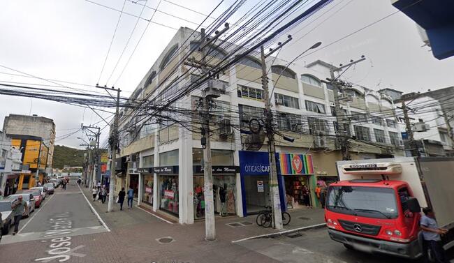 Foto de Apartamento 301, situado na Rua Bento José Ribeiro, nº 18, Centro, Cabo Frio/RJ, com área total edificada de 86,00m². Prédio: misto (residencial e comercial).