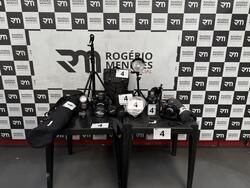 1 BATERIA NIKON, 1 CÂMERA FOTOGRÁFICA, 1 CAPA PROFISSIONAL PARA CÂMERA, 1 LENTE, 1 CAPA PROTETORA PARA LENTE DE CÂMERA, 2 LUMINÁRIAS ACESSÓRIOS PARA CÂMERA FOTOGRÁFICA, 2 FLASH EXTERNO, 2 FLASHES INTERNOS, 1 SUPORTE ESTABILIZADOR PARA CÂMERA, 4 TRIPÉS