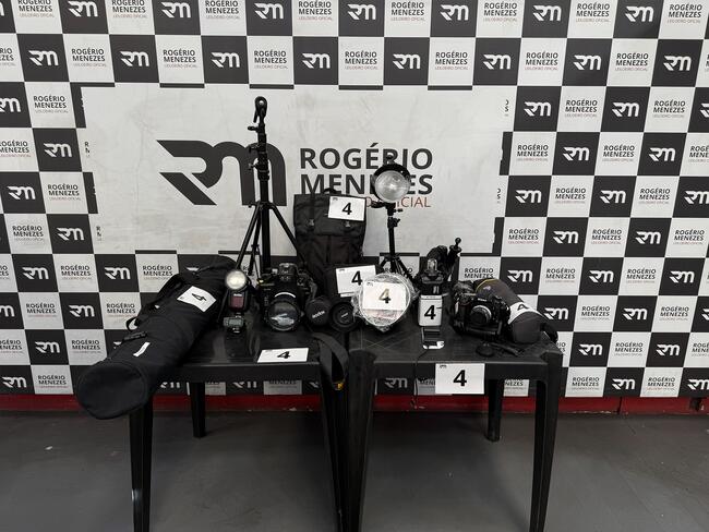 1 BATERIA NIKON, 1 CÂMERA FOTOGRÁFICA, 1 CAPA PROFISSIONAL PARA CÂMERA, 1 LENTE, 1 CAPA PROTETORA PARA LENTE DE CÂMERA, 2 LUMINÁRIAS ACESSÓRIOS PARA CÂMERA FOTOGRÁFICA, 2 FLASH EXTERNO, 2 FLASHES INTERNOS, 1 SUPORTE ESTABILIZADOR PARA CÂMERA, 4 TRIPÉS