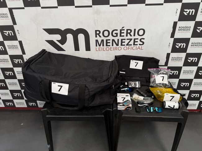 1 CAIXA DE SOM JBL FLIP, 2 BATERIAS EXTERNAS, 1 ADAPTADORES DIVERSOS, 1 CAPA DE CHUVA, 1 CAPA PARA TELEFONE, 1 FILTRO DE ÁGUA, 1 MALA GRANDE, 2 MÁSCARAS DE MERGULHO, 1 MOCHILA E 3 ÓCULOS