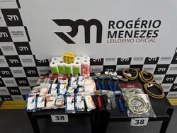 6 S.O.S. DUREPOX, 7 MANGUEIRAS, 2 PLACAS BRANCAS, 3 SUPORTES DE CAIXA, 8 ROLOS DE PINTURA, 15 TOMADAS E 5 PAPÉIS HIGIÊNICOS