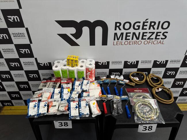 6 S.O.S. DUREPOX, 7 MANGUEIRAS, 2 PLACAS BRANCAS, 3 SUPORTES DE CAIXA, 8 ROLOS DE PINTURA, 15 TOMADAS E 5 PAPÉIS HIGIÊNICOS