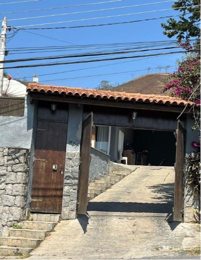CAEX - Lote de terreno c/ construção vazio em Vassouras