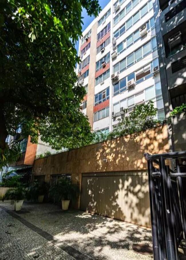 CAEX - Apartamento com 160m² e duas vagas de garagem no Leblon