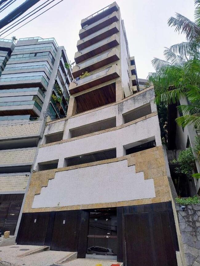 Cobertura linear com 280m² de área total, 196m² de área edificada e 3 vagas no Cond. Vermon, Lagoa