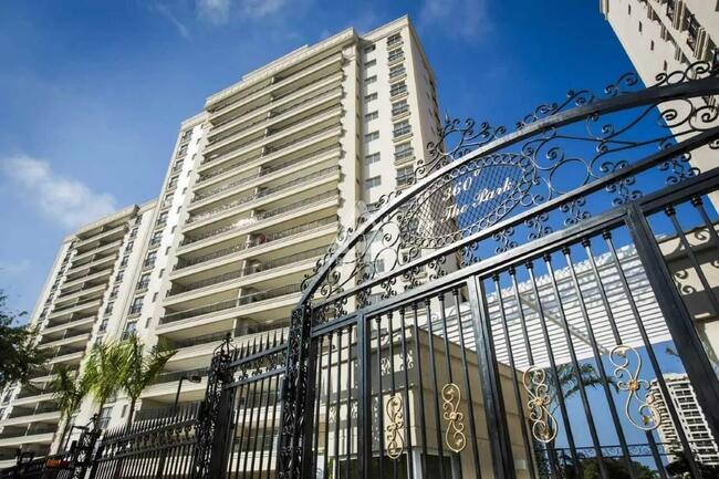 Cobertura com 401m² e 4 vagas no Cond. 360 On The Park, Barra