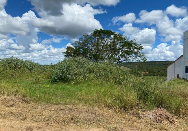Terreno Vago C/ Área De 337,80 M² | Área Comercial | Nossa S. De Fatima | Taiobeiras , localizado em Taiobeiras - MG