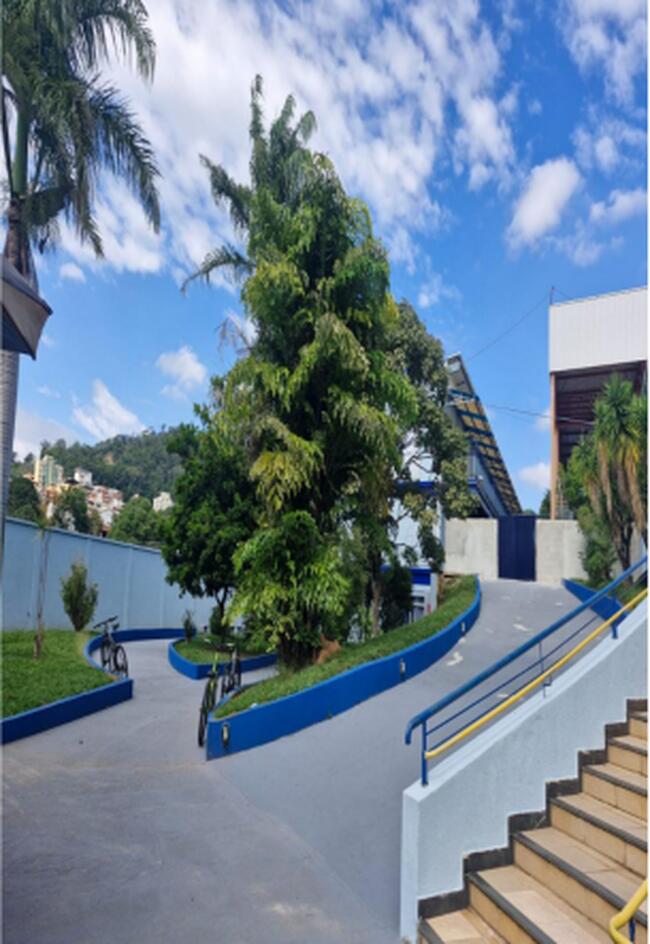 Excelente Imovel Comercial C/ Predios (administrativo | Salas De Aula | Apoio) + Galpões (pátio E Poliesportivo) + Outras Benfeitorias , localizado em Itaúna - MG, bairro Pio XII