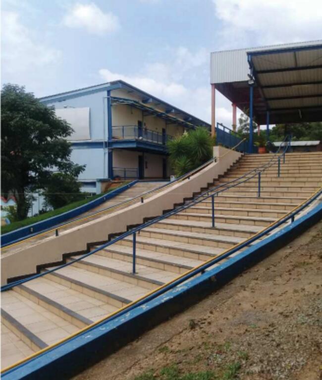 Excelente Imovel Comercial C/ Predios (administrativo | Salas De Aula | Apoio) + Galpões (pátio E Poliesportivo) + Outras Benfeitorias , localizado em Itaúna - MG, bairro Pio XII