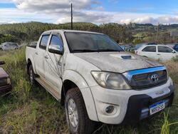 Foto de Marca: TOYOTA / Modelo: HILUX CD4X4 SRV / Placa: NRR1F55 / Ano Fabricação: 2011 / Ano modelo: 2011 / Cor: BRANCA / Combustível: DIESEL / OBSERVAÇÃO: MOTOR REMARCADO