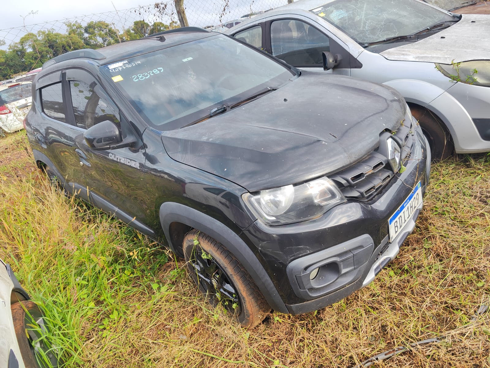 Foto de Marca: RENAULT / Modelo: KWID OUTSID 10MT / Placa: BDI1H29 / Ano Fabricação: 2019 / Ano modelo: 2020 / Cor: PRETA / Combustível: ALCOOL/GASOLINA