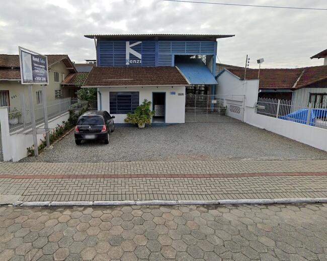 Galpão Industrial com área de 382,31m² e um escritório em concreto/alvenaria, com área de 27,00m² (não averbado).