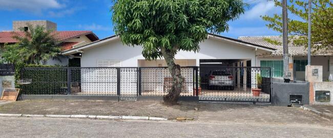 IMÓVEL DISTANTE 400 METROS DA PRAIA DE ZIMBROS, BOMBINHAS/SC