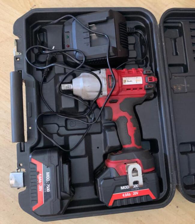 CHAVE DE IMPACTO, COM DUAS BATERIAS DE 4.0AH/20V, MODELO 7500