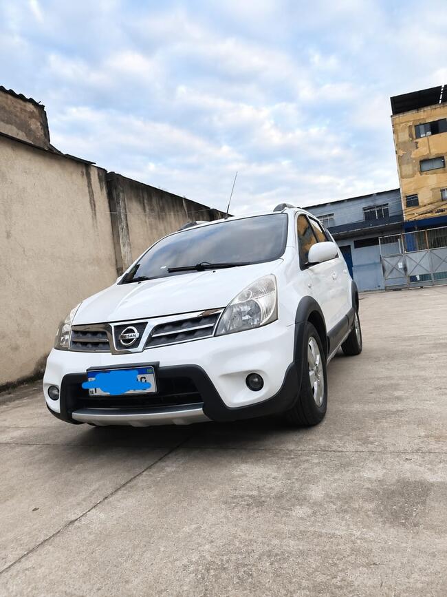 Nissan Livina, ano 2014, na cor branca, em funcionamento e com a documentação em dia. Veículo em condições de uso.